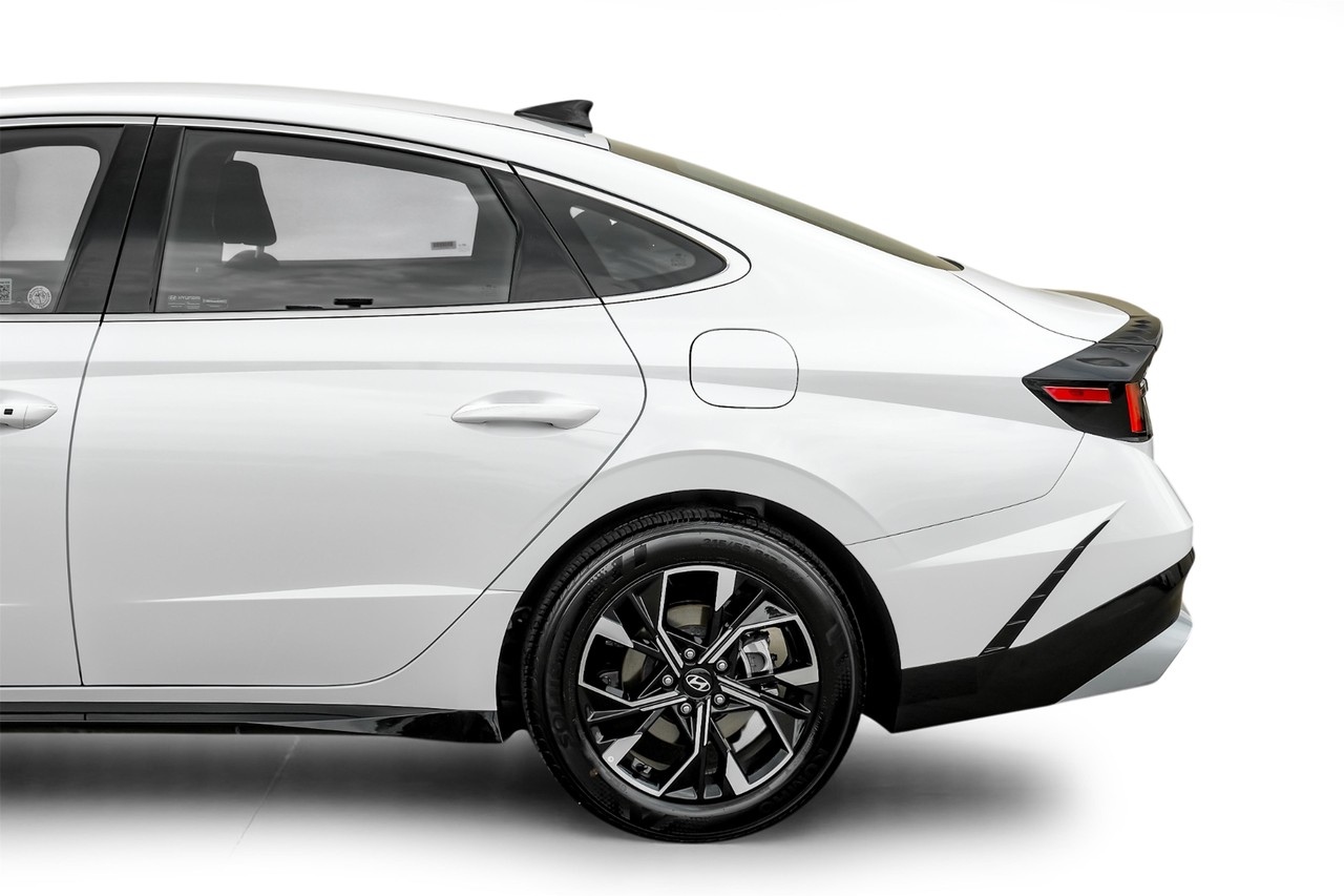 Hyundai Sonata Vehicle Main Gallery Image 15