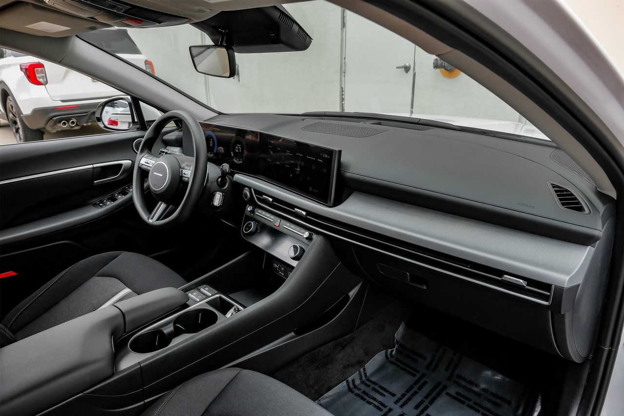 Hyundai Sonata Vehicle Main Gallery Image 16