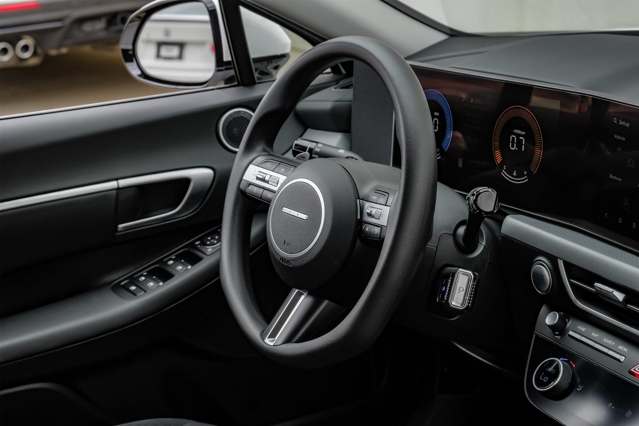 Hyundai Sonata Vehicle Main Gallery Image 18