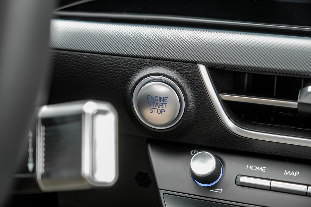 Hyundai Sonata Vehicle Main Gallery Image 24