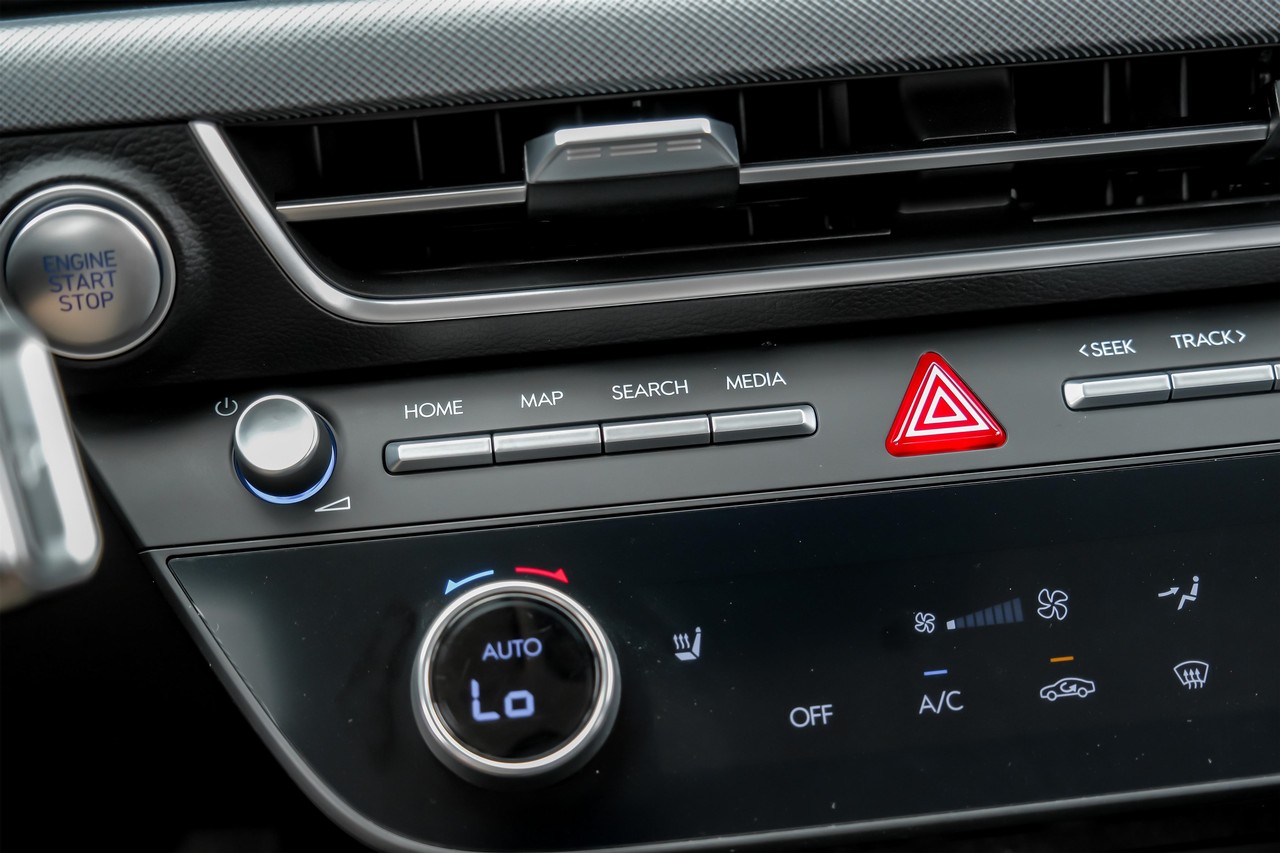 Hyundai Sonata Vehicle Main Gallery Image 29