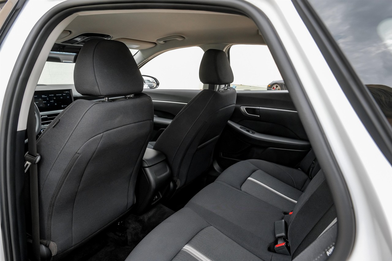 Hyundai Sonata Vehicle Main Gallery Image 40