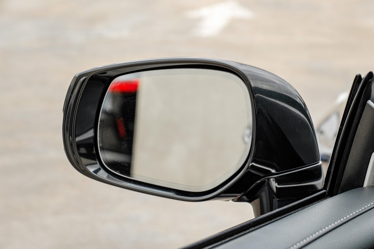 INFINITI Q60 Vehicle Main Gallery Image 33