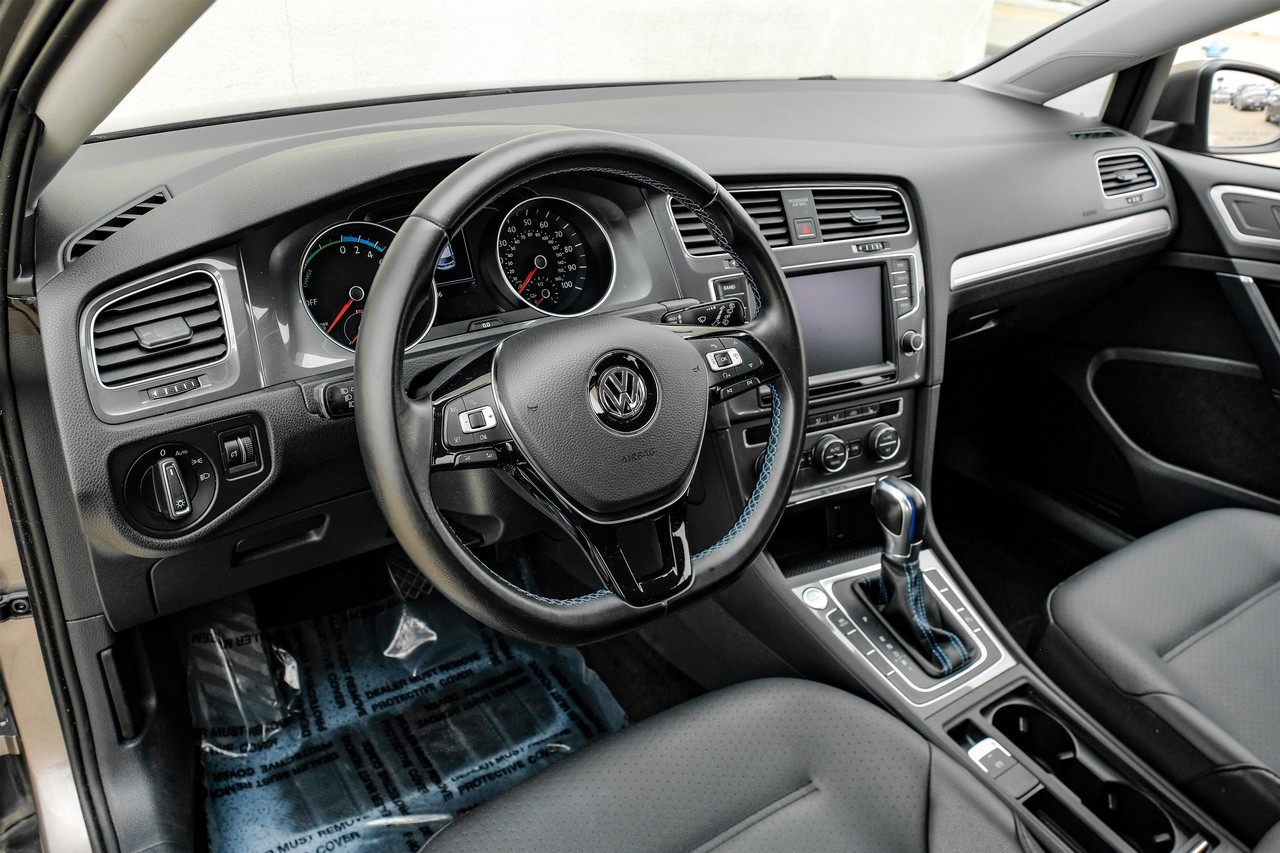 Volkswagen e-Golf Vehicle Main Gallery Image 03