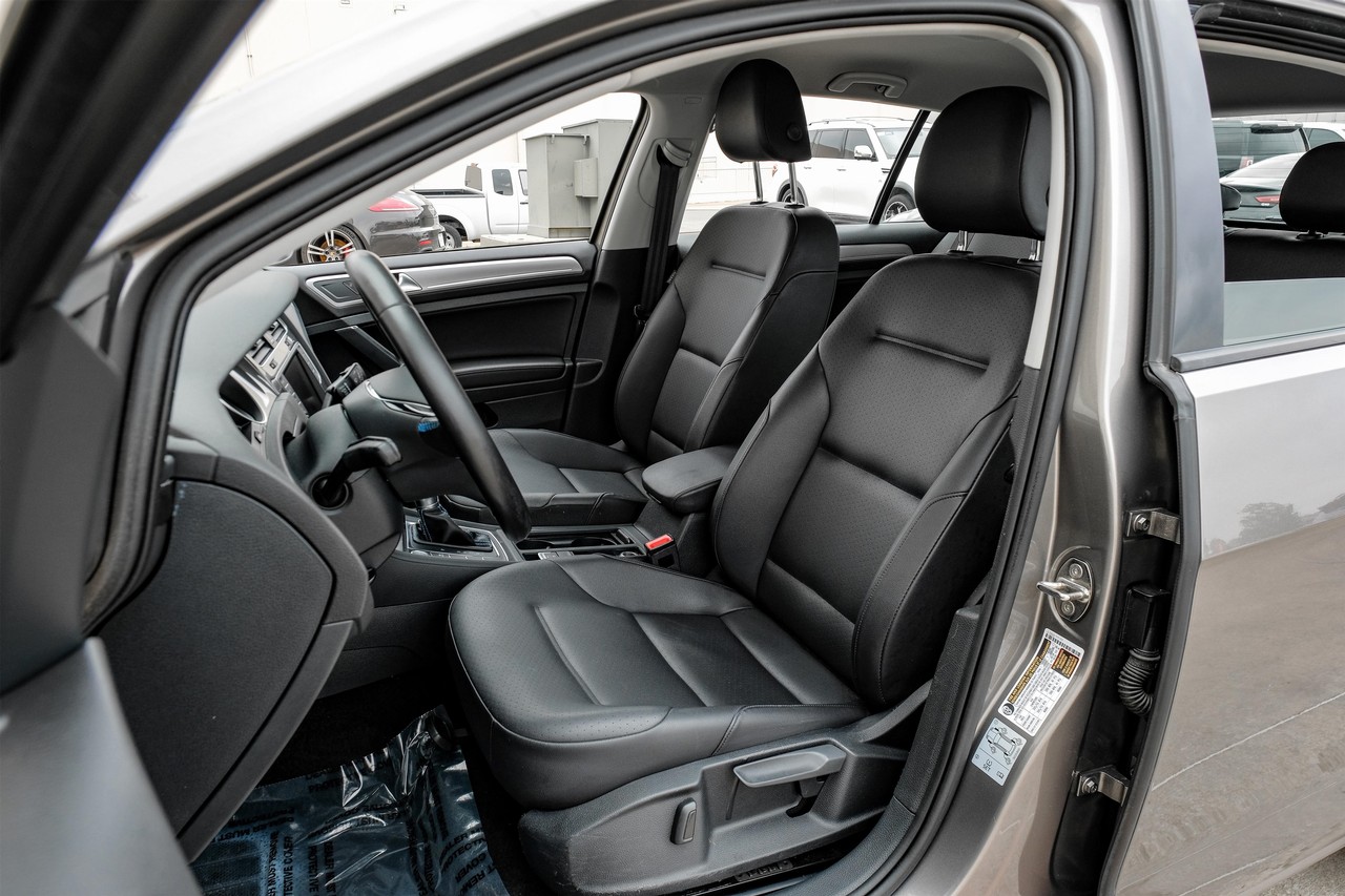 Volkswagen e-Golf Vehicle Main Gallery Image 04
