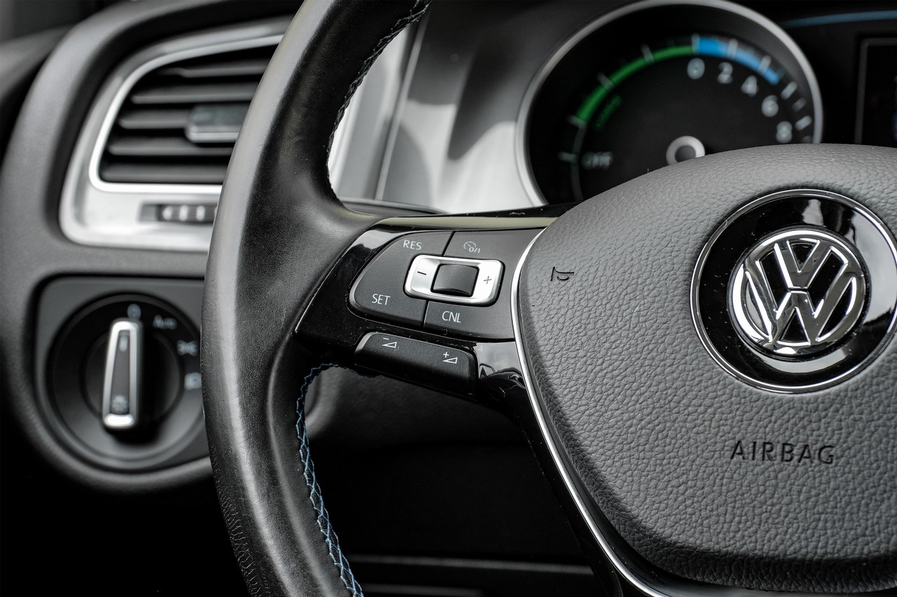 Volkswagen e-Golf Vehicle Main Gallery Image 16