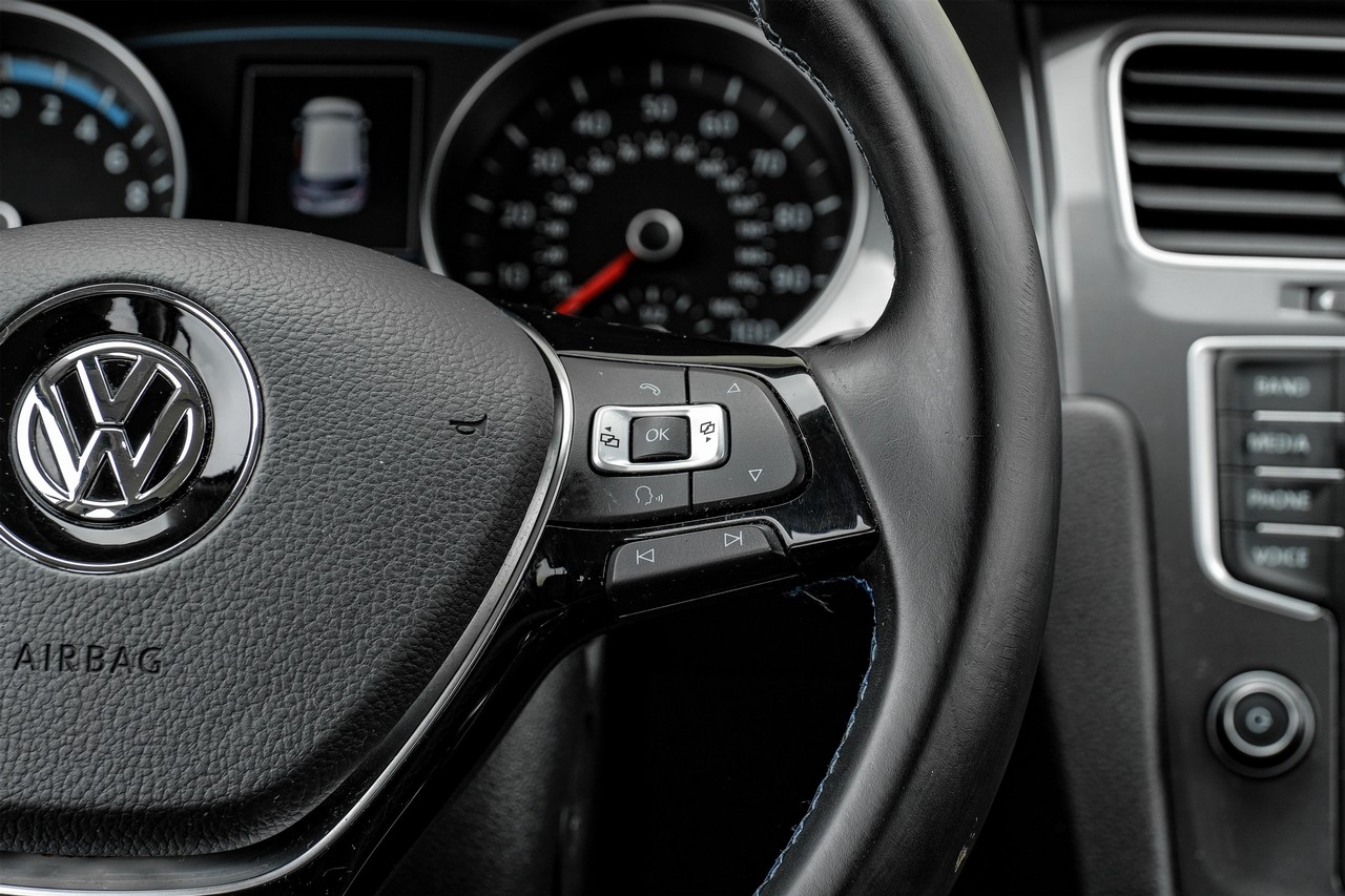Volkswagen e-Golf Vehicle Main Gallery Image 17
