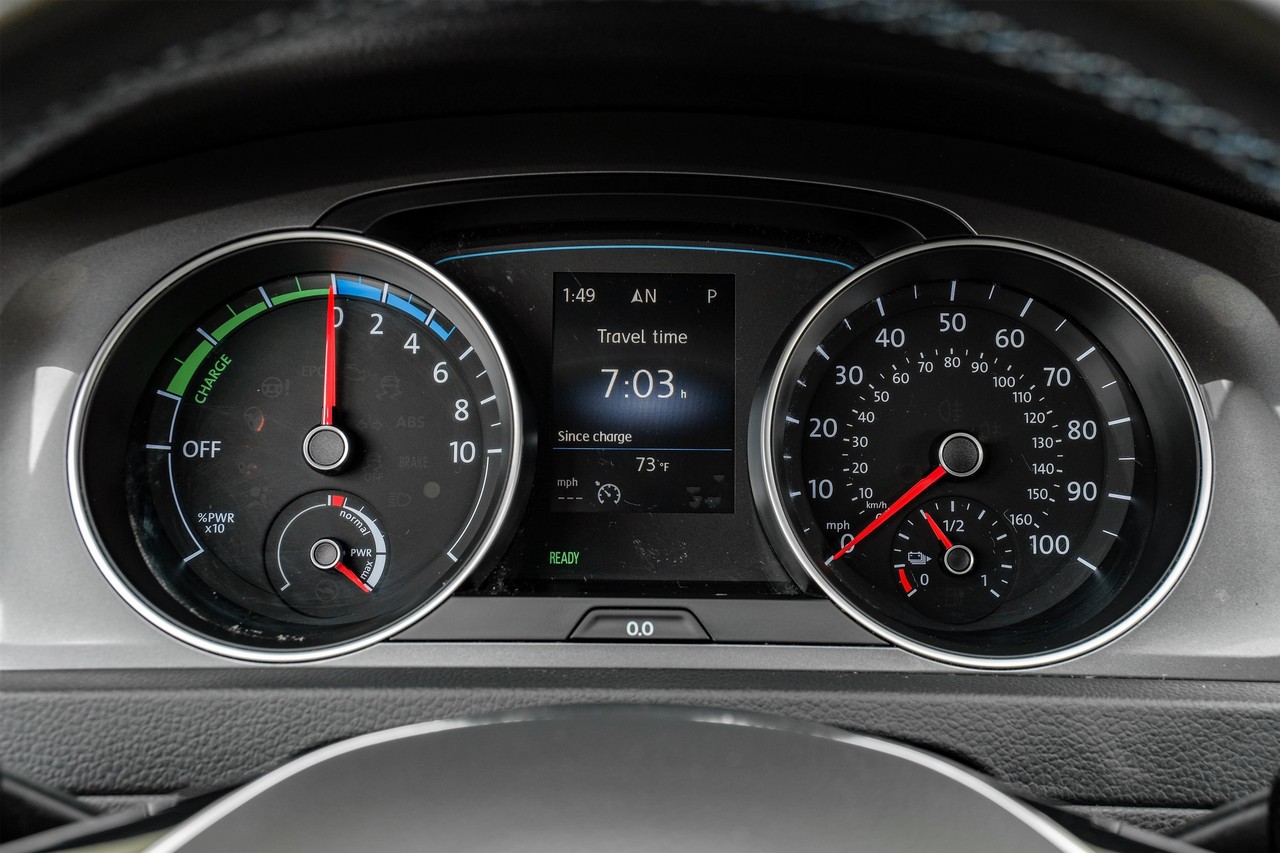 Volkswagen e-Golf Vehicle Main Gallery Image 18