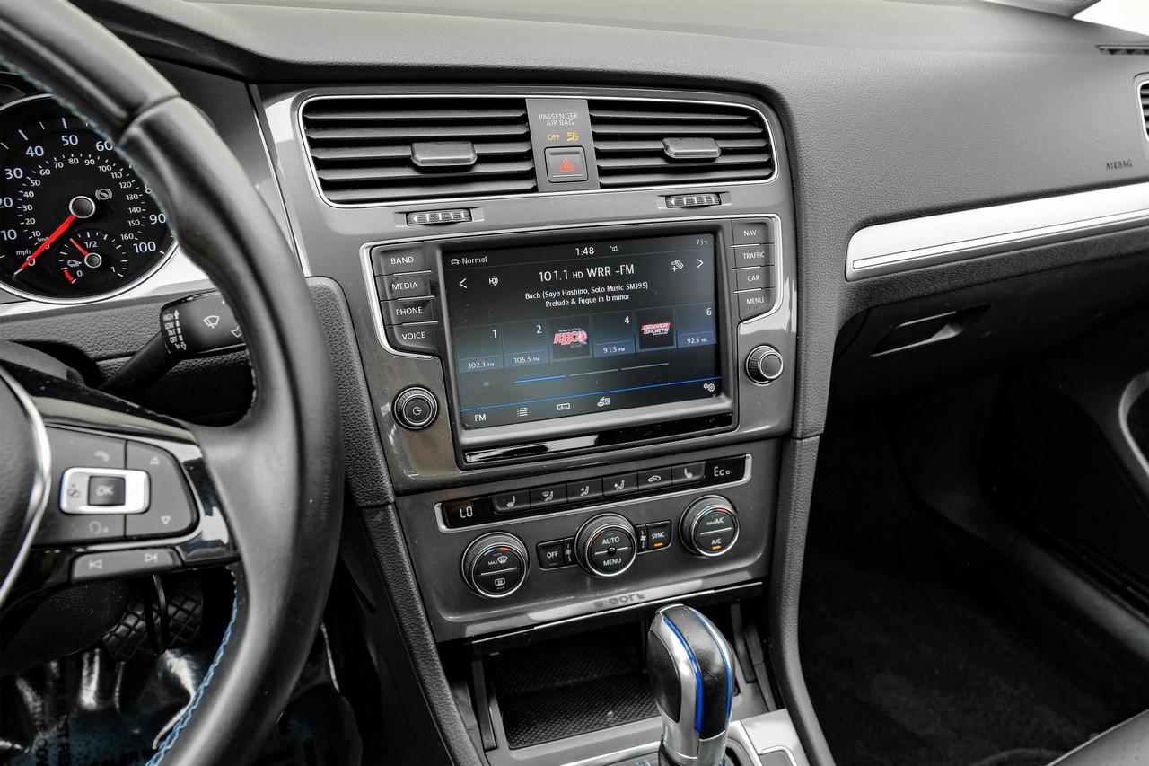 Volkswagen e-Golf Vehicle Main Gallery Image 23