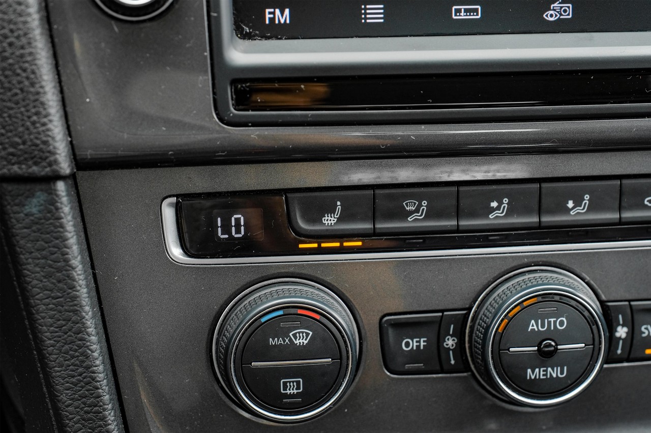 Volkswagen e-Golf Vehicle Main Gallery Image 24