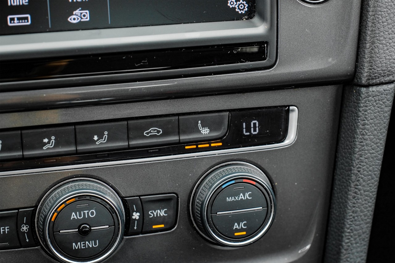 Volkswagen e-Golf Vehicle Main Gallery Image 25