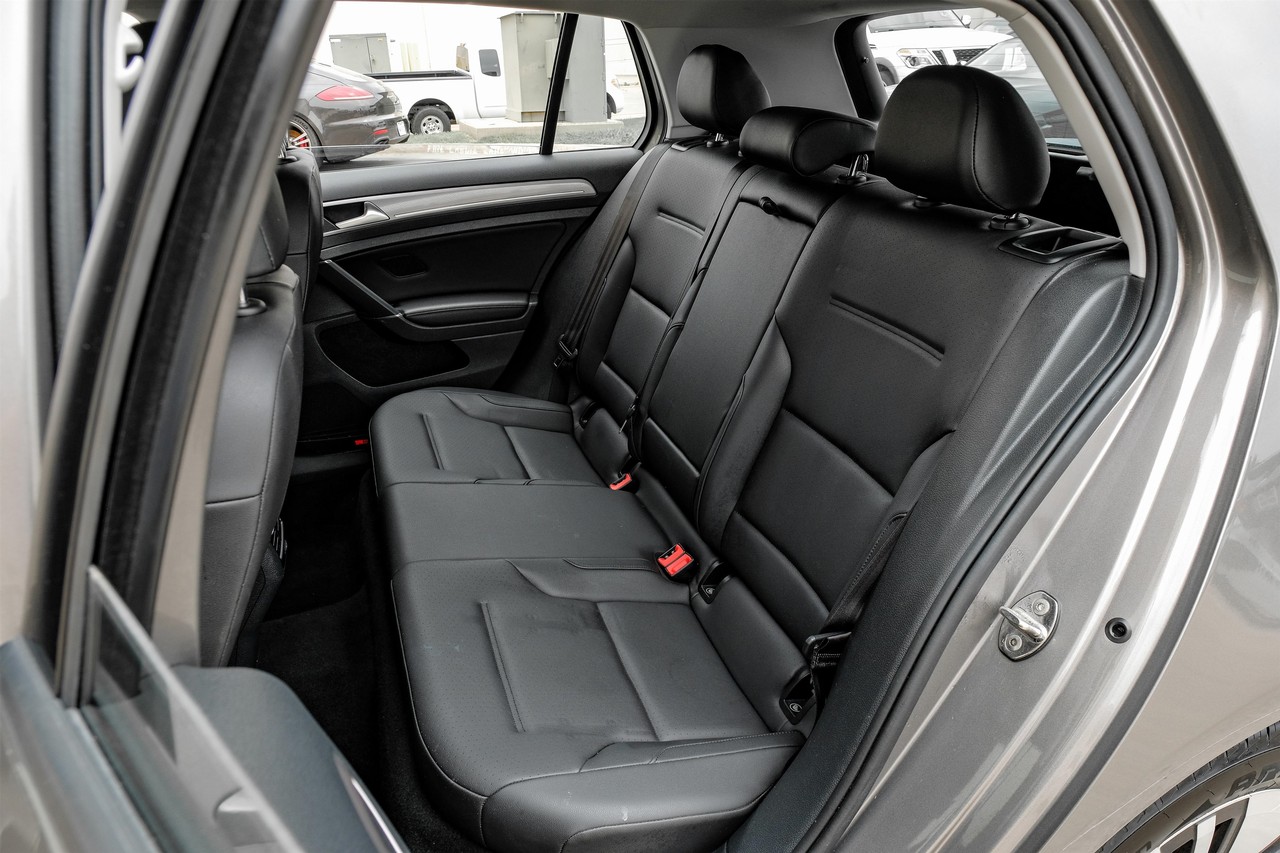 Volkswagen e-Golf Vehicle Main Gallery Image 32