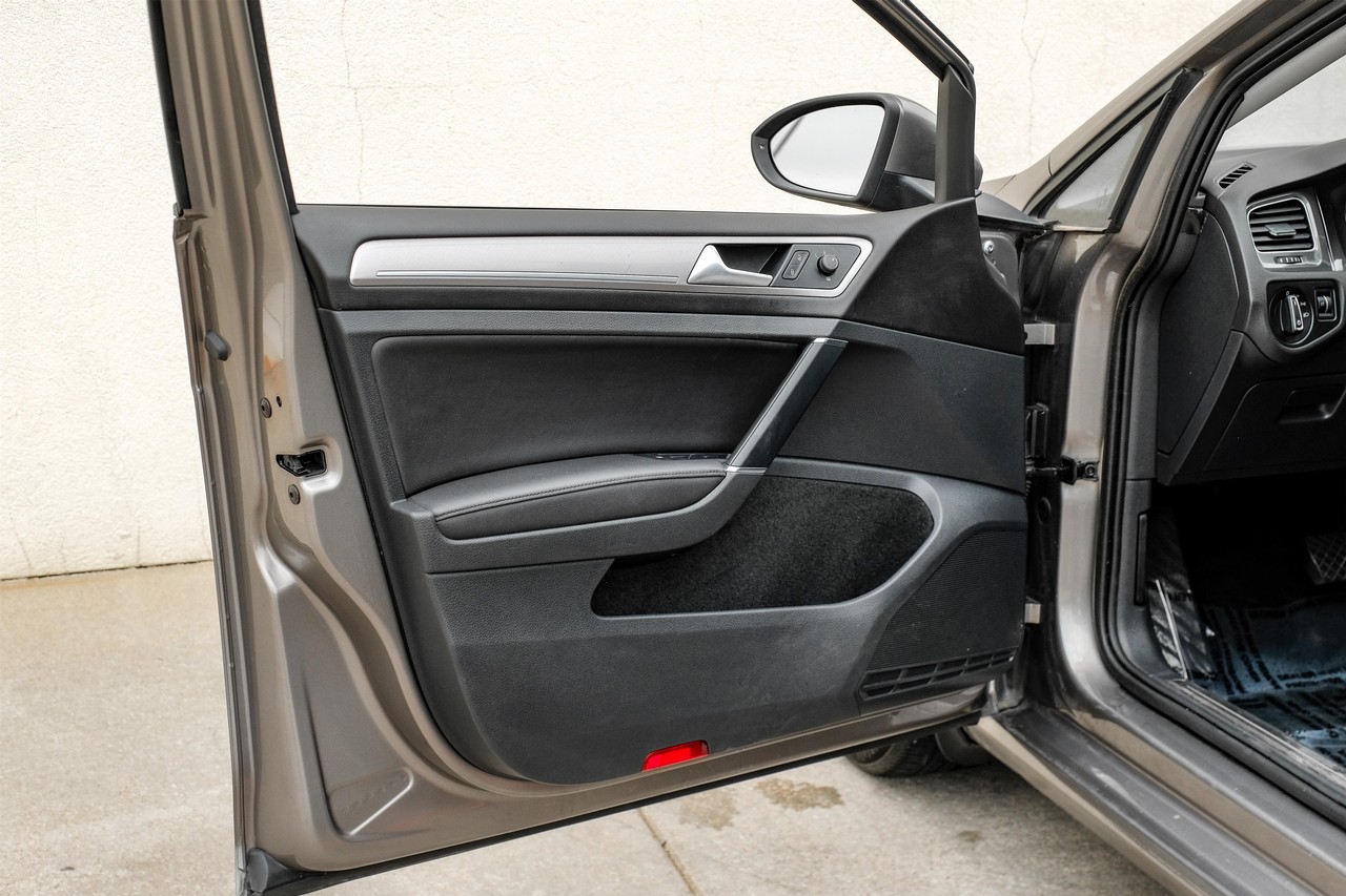 Volkswagen e-Golf Vehicle Main Gallery Image 35