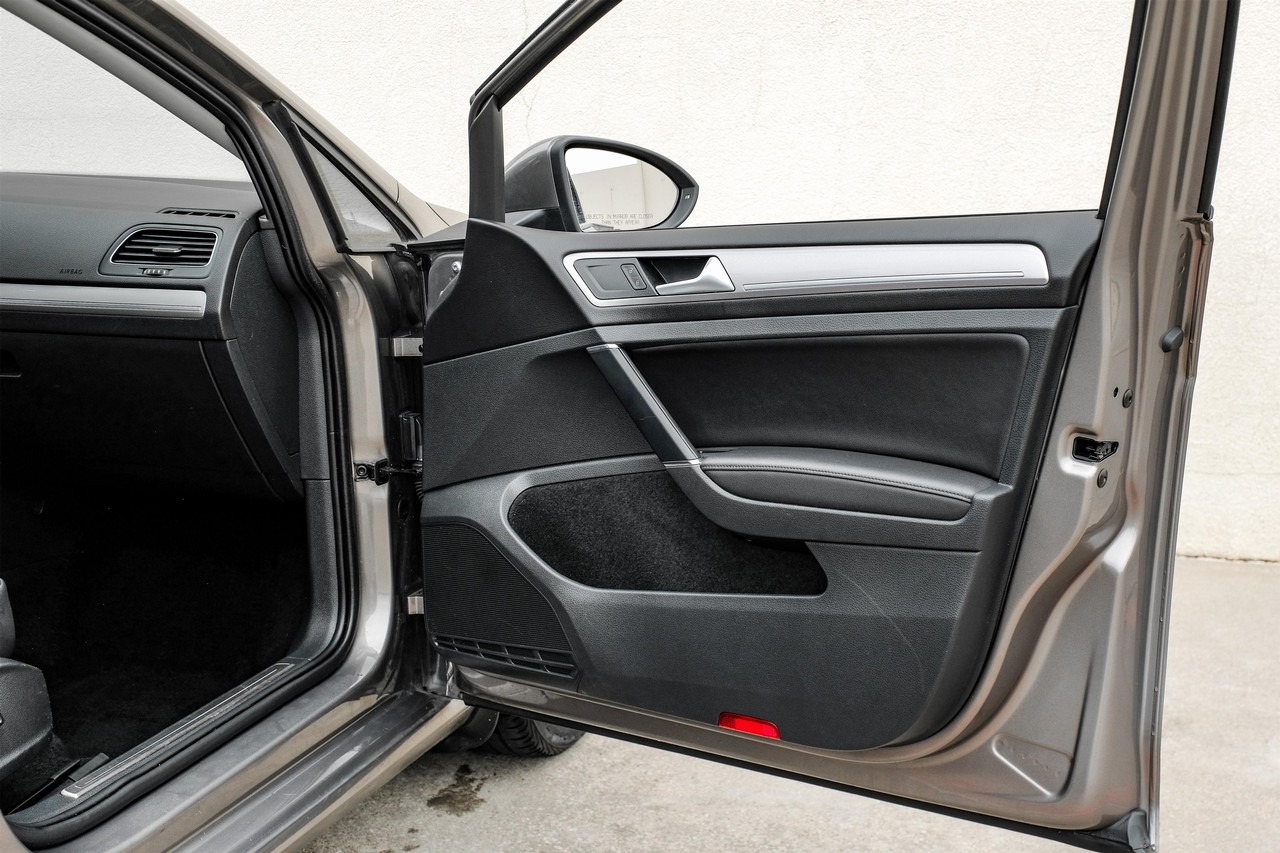 Volkswagen e-Golf Vehicle Main Gallery Image 36
