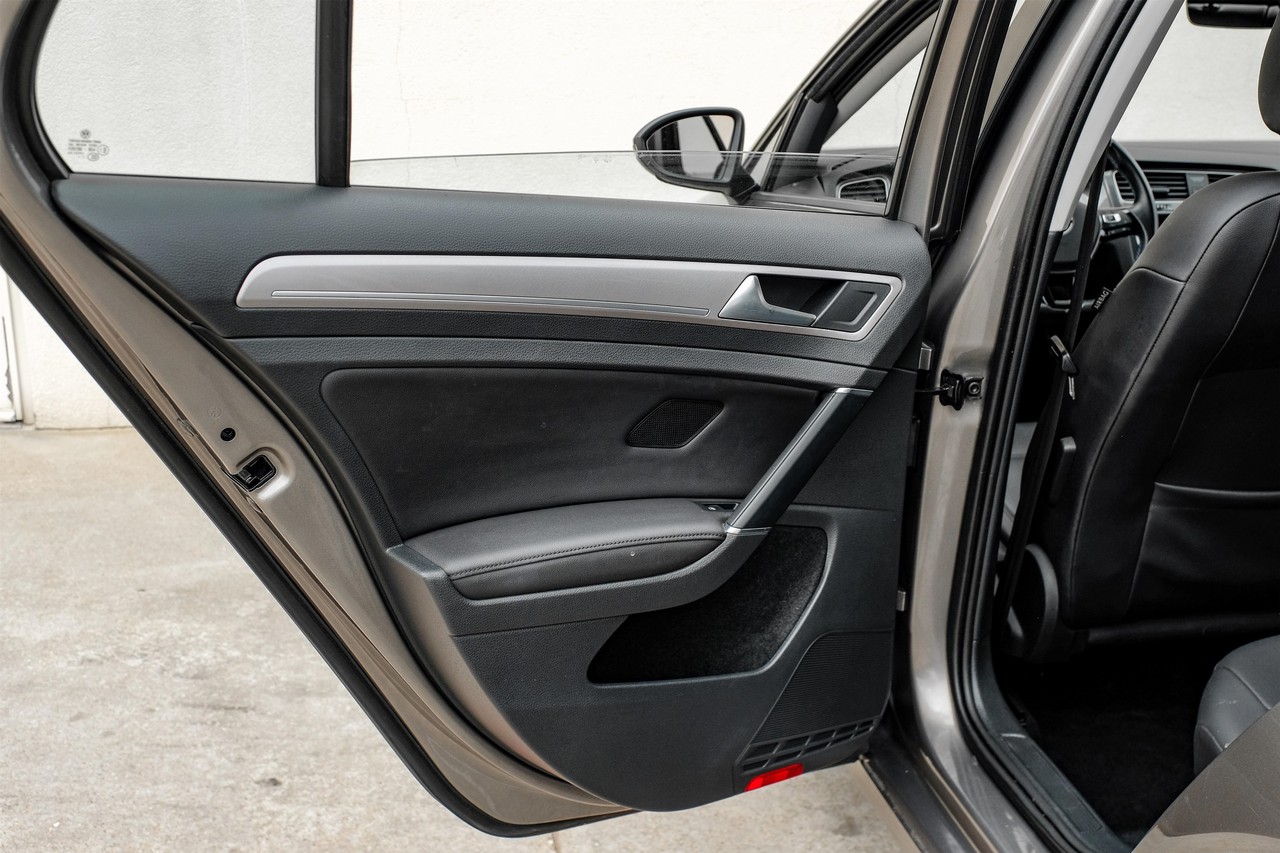 Volkswagen e-Golf Vehicle Main Gallery Image 37