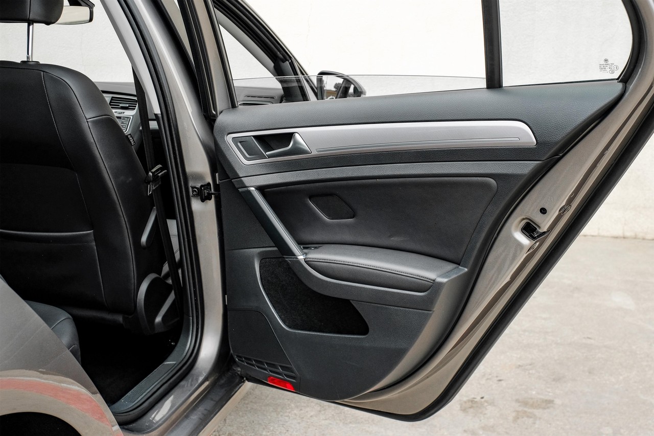 Volkswagen e-Golf Vehicle Main Gallery Image 38