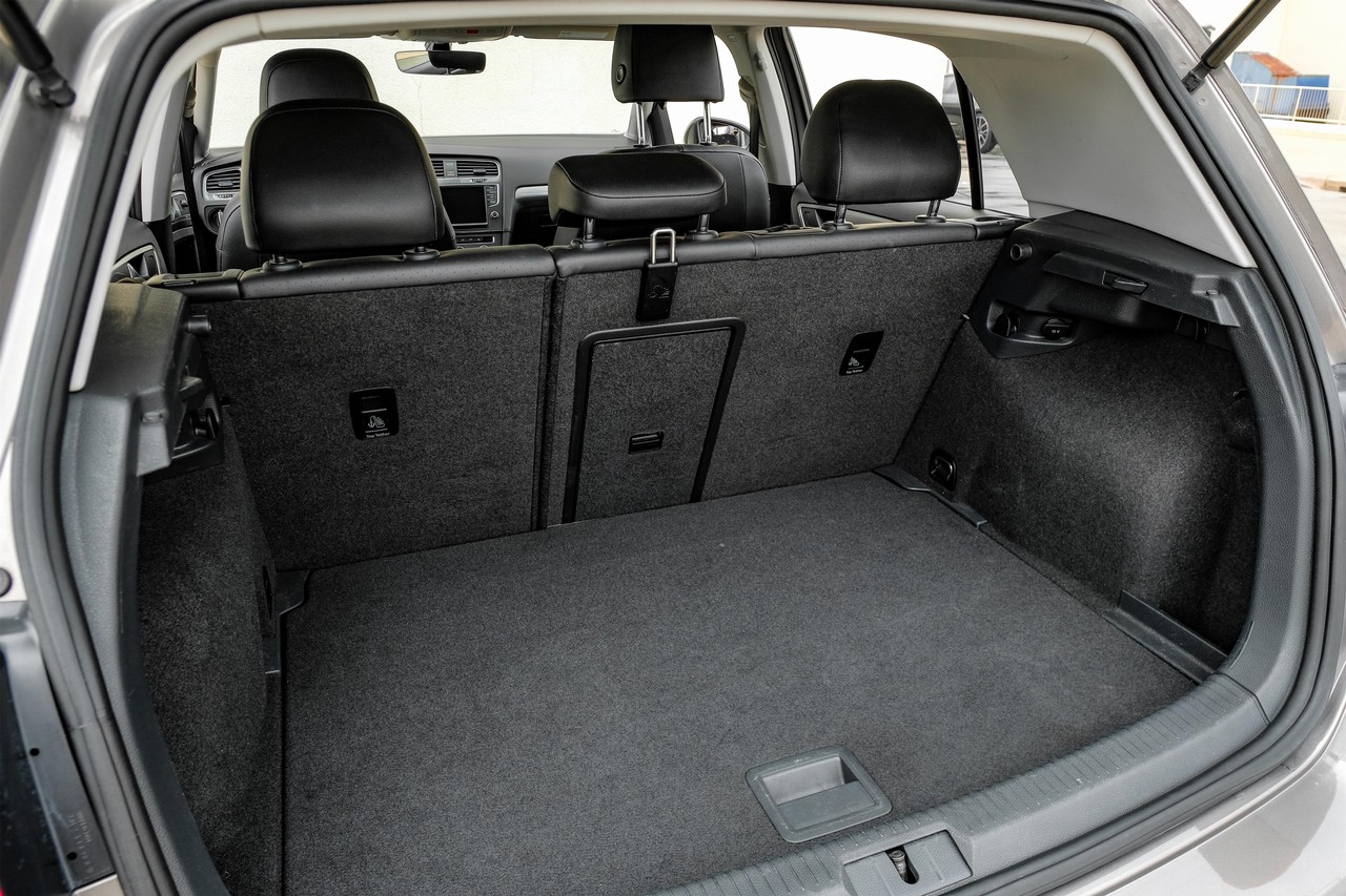 Volkswagen e-Golf Vehicle Main Gallery Image 42