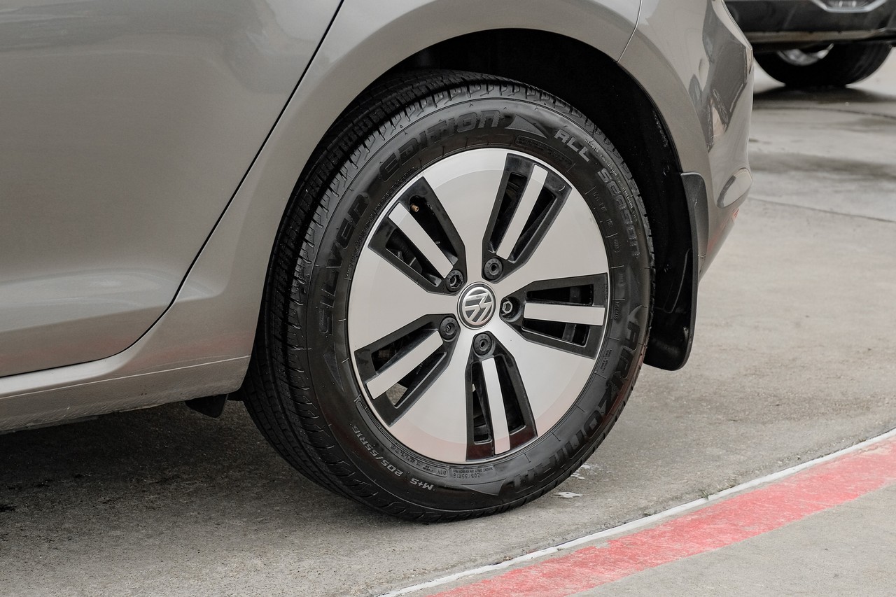 Volkswagen e-Golf Vehicle Main Gallery Image 46
