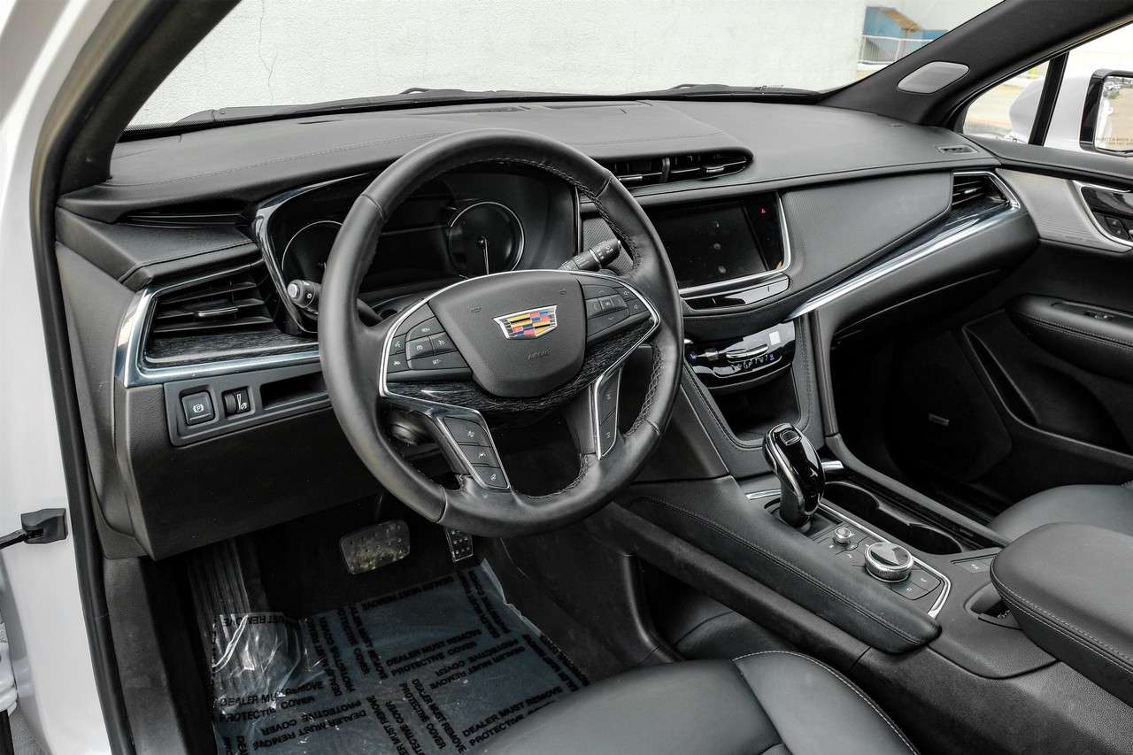 Cadillac XT5 Vehicle Main Gallery Image 03