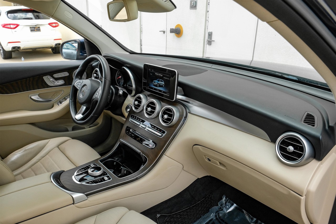 Mercedes-Benz GLC Vehicle Main Gallery Image 13