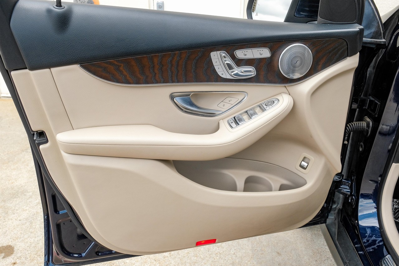 Mercedes-Benz GLC Vehicle Main Gallery Image 36