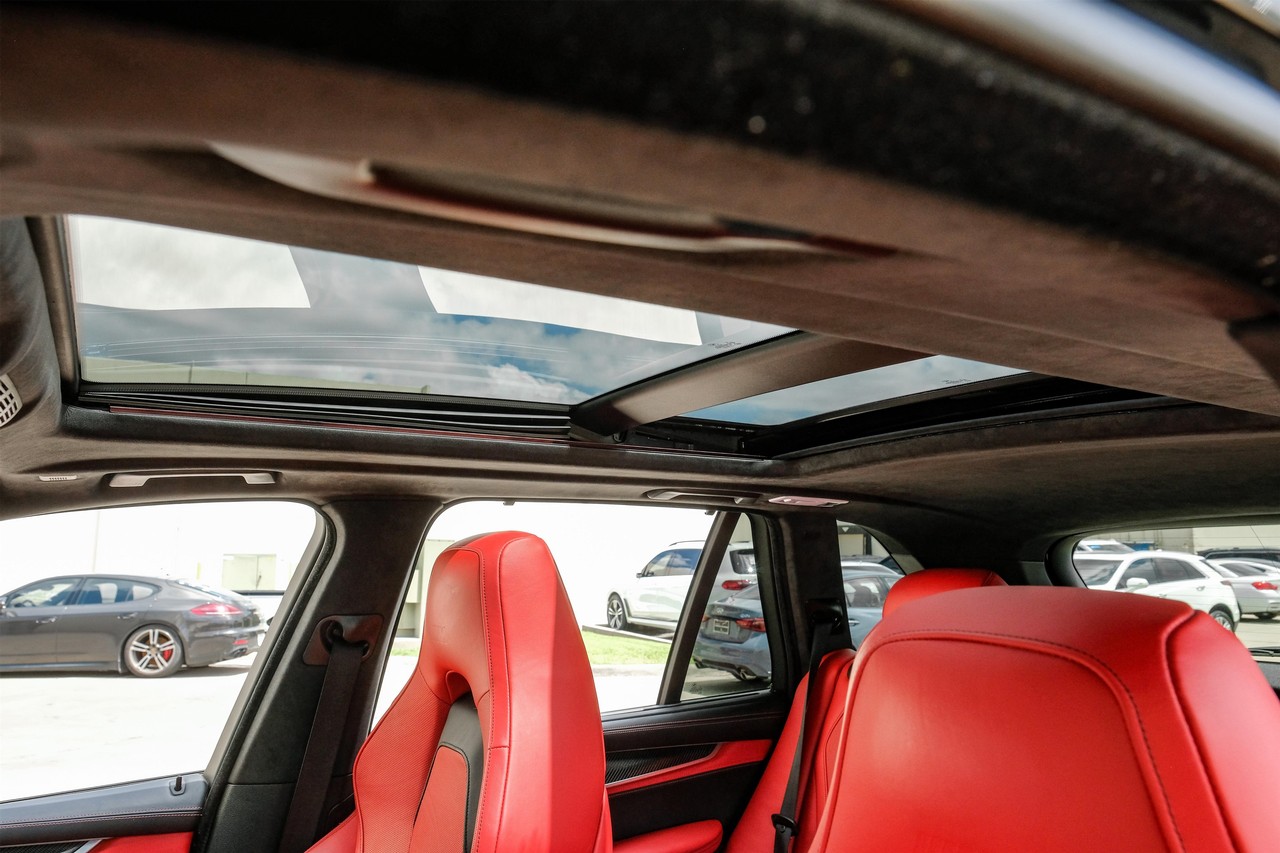 BMW X5 M Vehicle Main Gallery Image 05