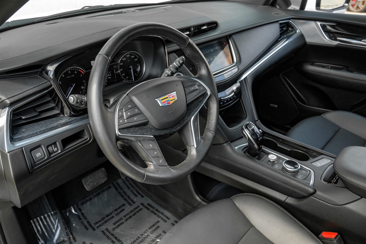 Cadillac XT5 Vehicle Main Gallery Image 03