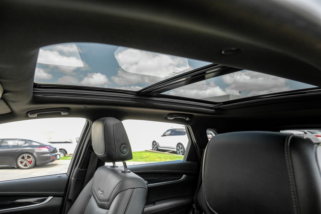 Cadillac XT5 Vehicle Main Gallery Image 05
