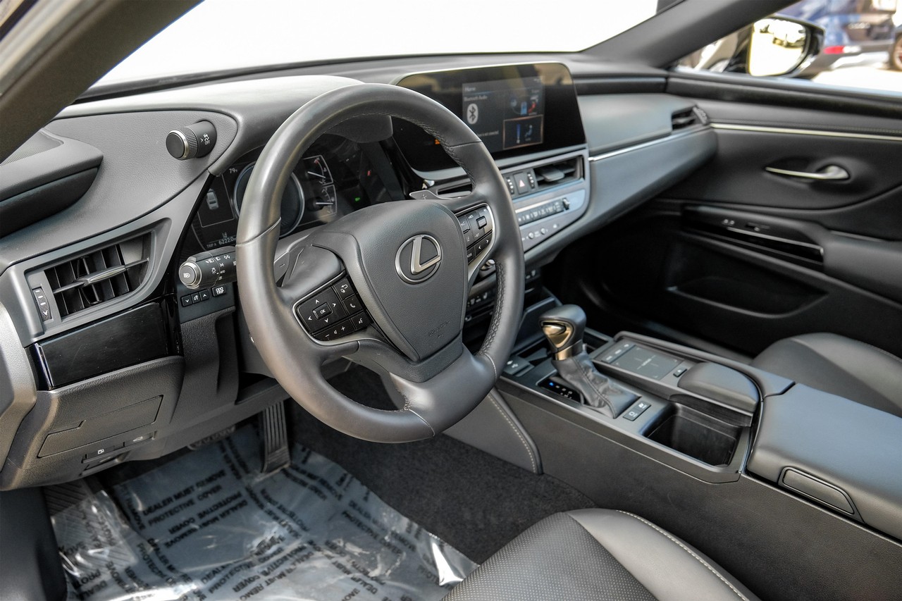 Lexus ES Vehicle Main Gallery Image 03