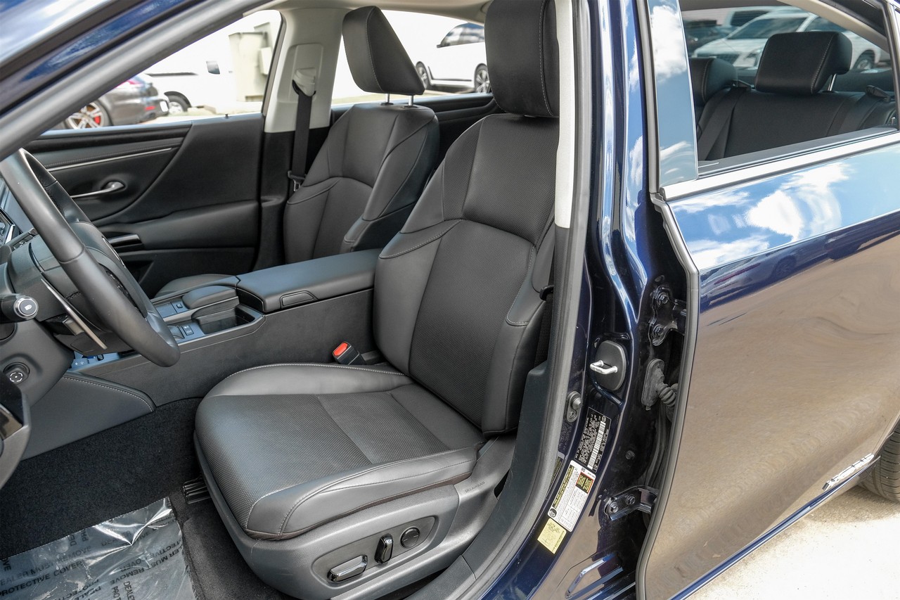 Lexus ES Vehicle Main Gallery Image 04