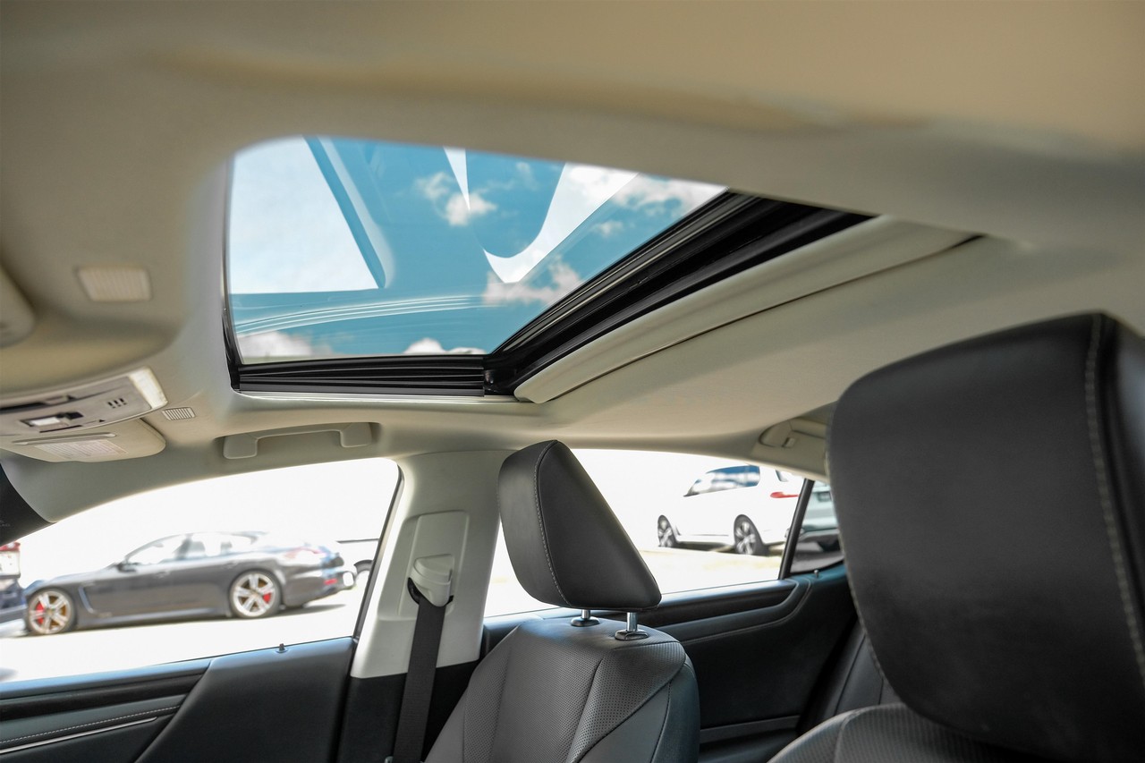 Lexus ES Vehicle Main Gallery Image 05