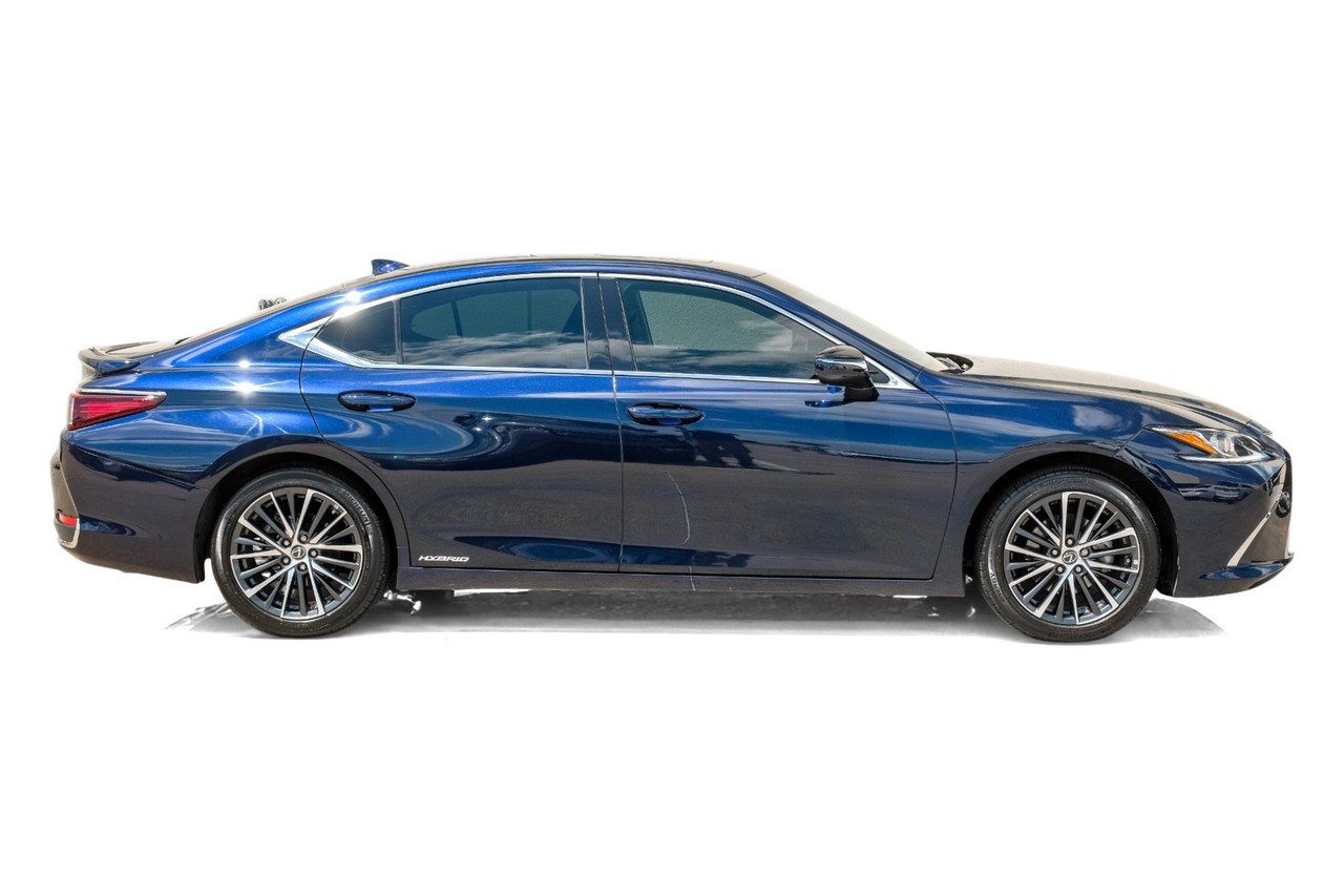 Lexus ES Vehicle Main Gallery Image 08