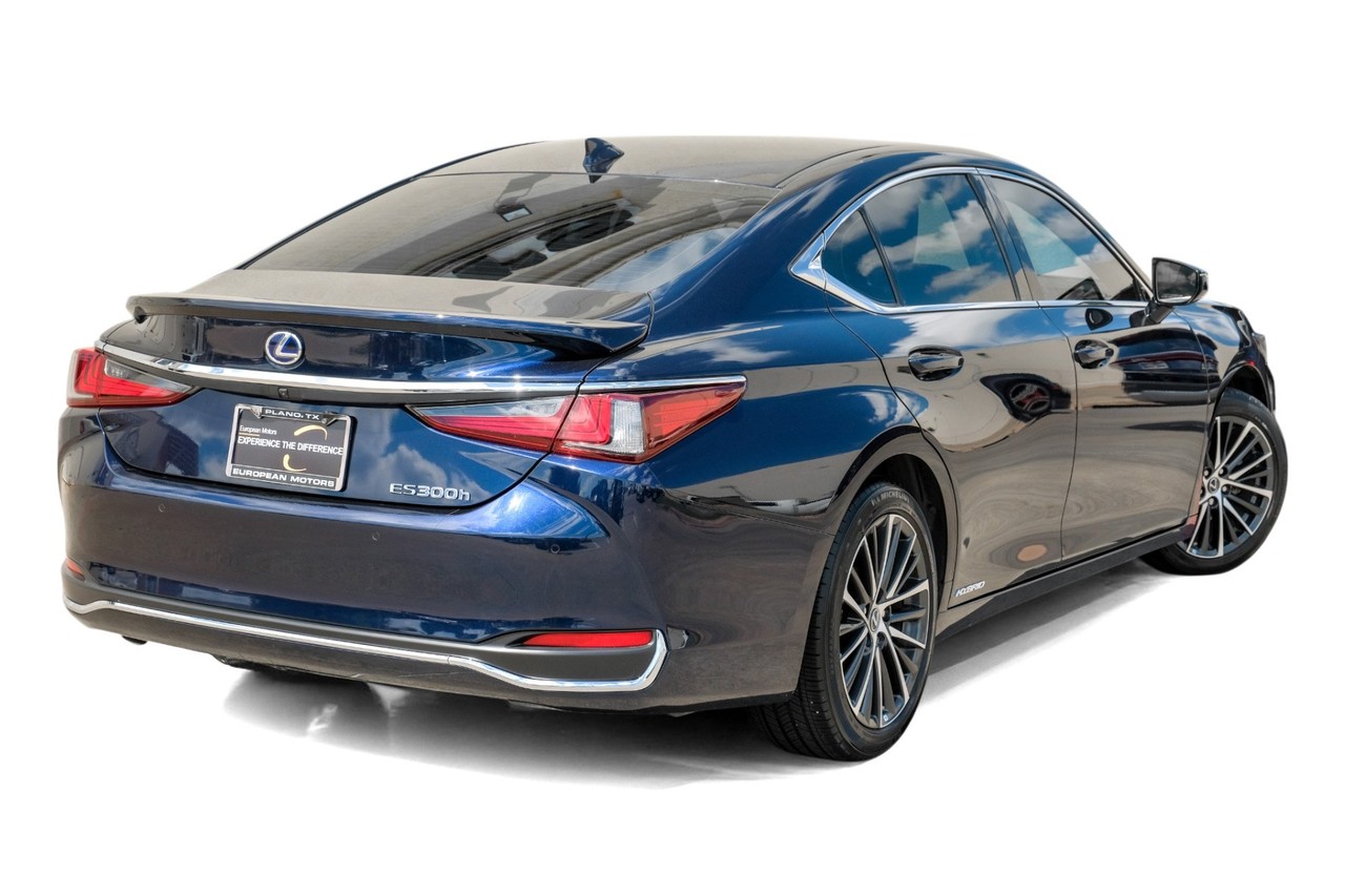 Lexus ES Vehicle Main Gallery Image 09