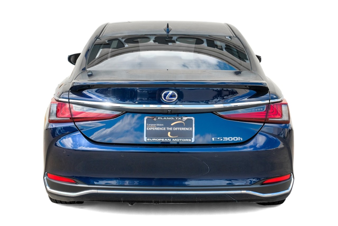 Lexus ES Vehicle Main Gallery Image 10
