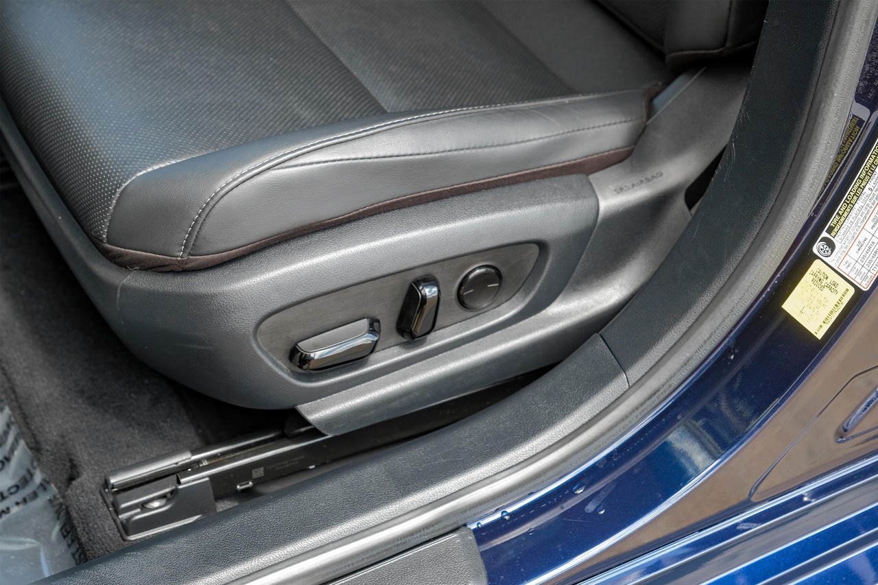 Lexus ES Vehicle Main Gallery Image 13