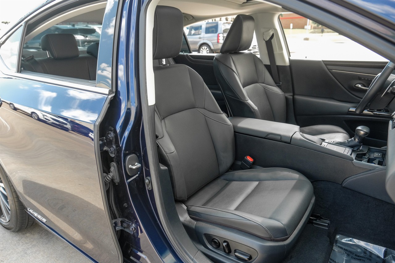 Lexus ES Vehicle Main Gallery Image 14