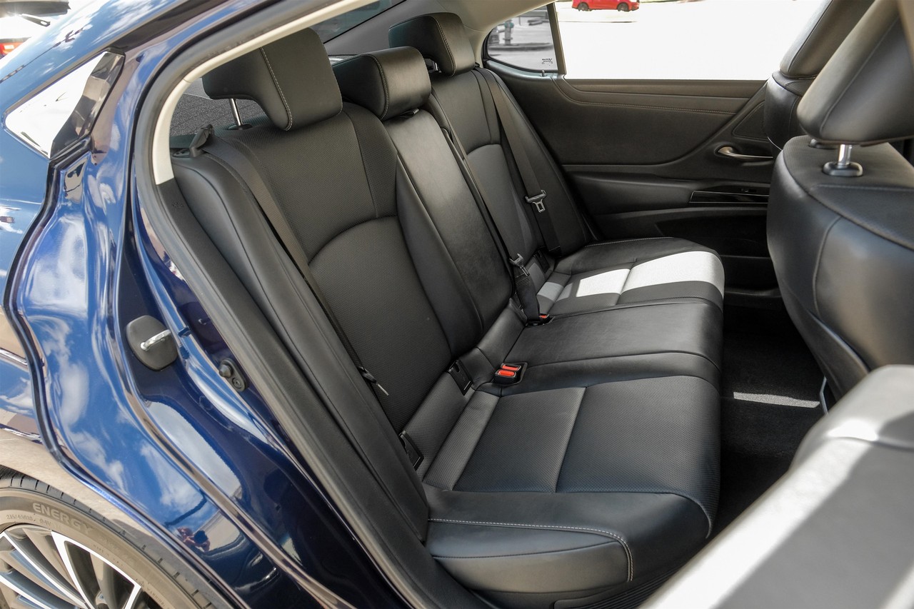 Lexus ES Vehicle Main Gallery Image 15