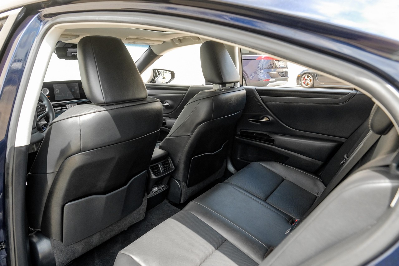 Lexus ES Vehicle Main Gallery Image 17