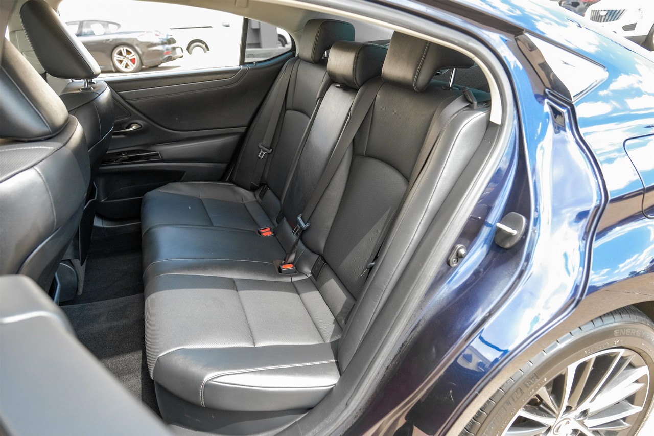 Lexus ES Vehicle Main Gallery Image 18