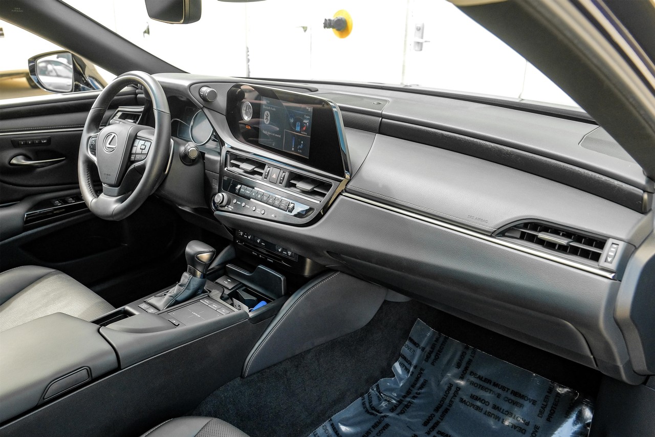Lexus ES Vehicle Main Gallery Image 19