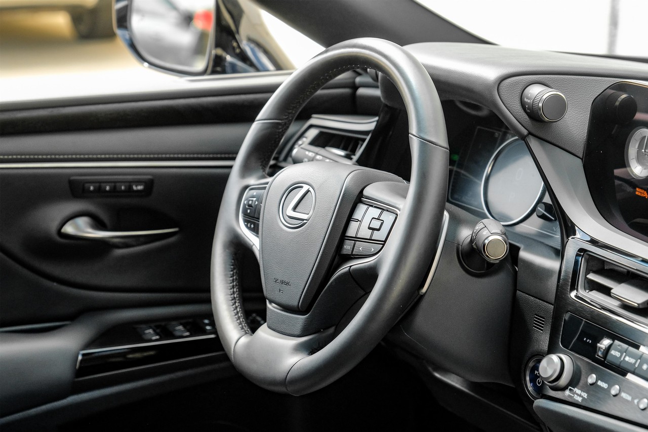 Lexus ES Vehicle Main Gallery Image 20