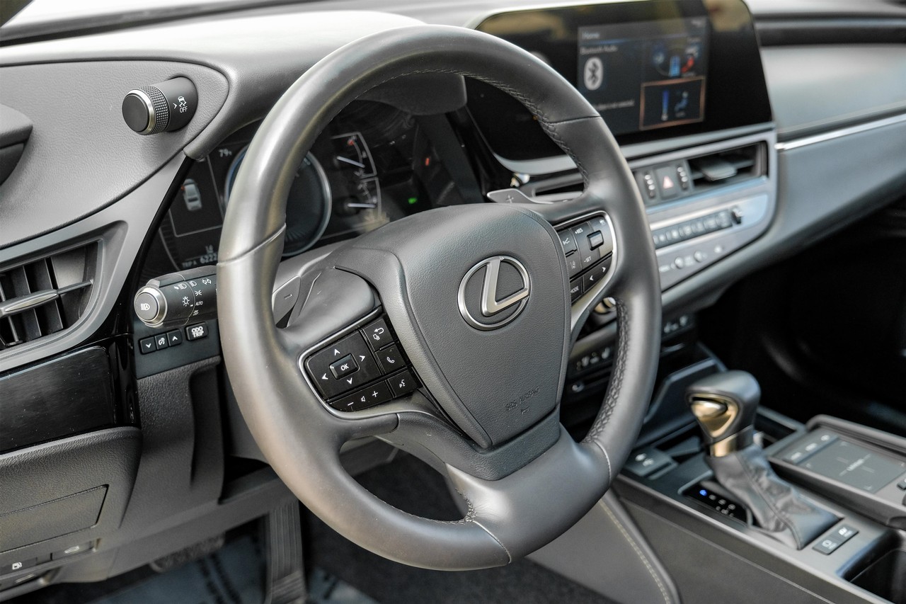 Lexus ES Vehicle Main Gallery Image 22