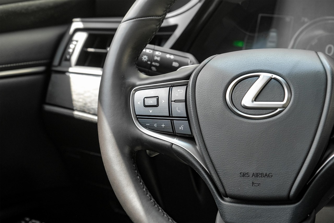 Lexus ES Vehicle Main Gallery Image 23