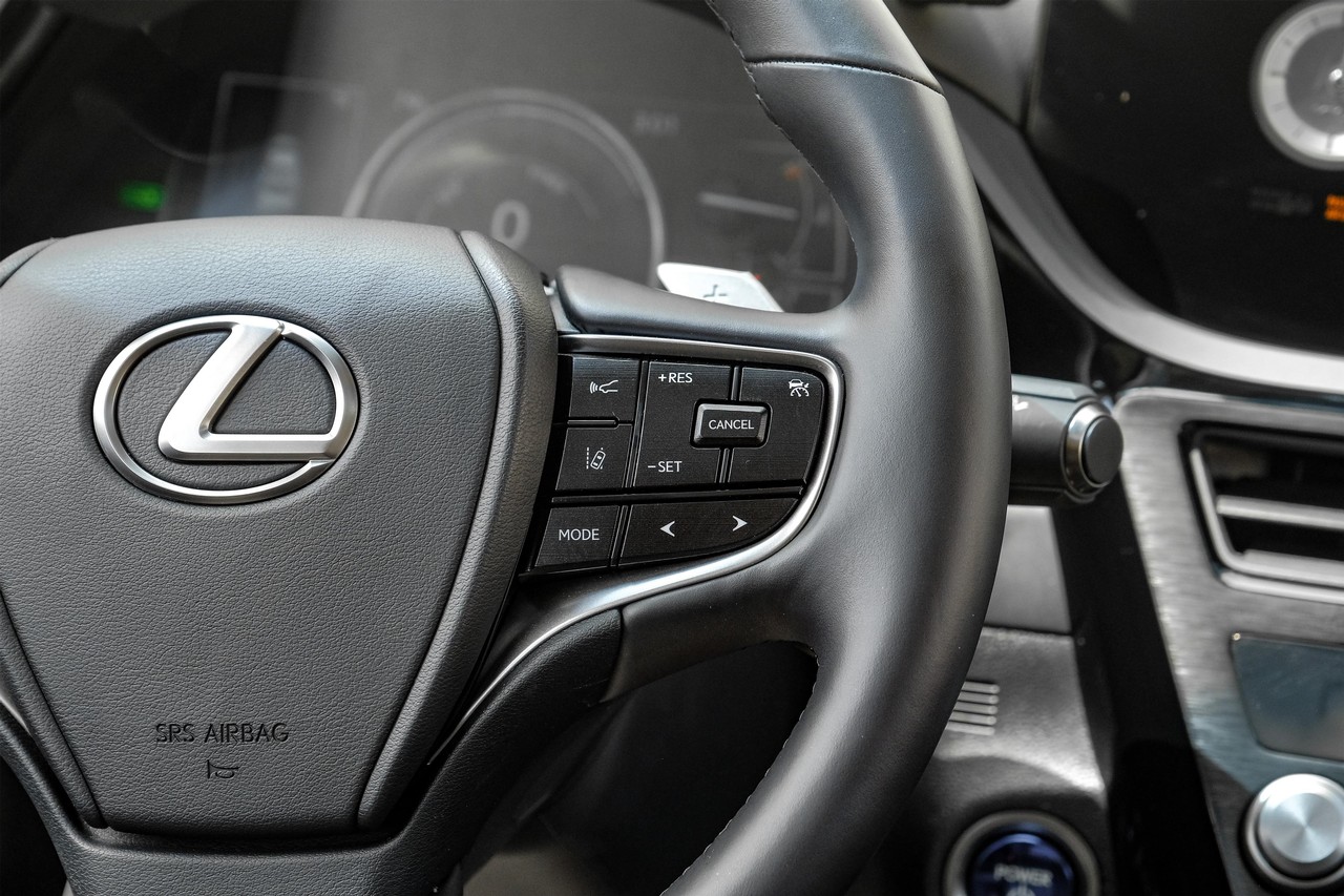 Lexus ES Vehicle Main Gallery Image 24