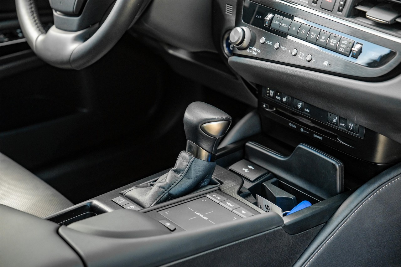 Lexus ES Vehicle Main Gallery Image 29