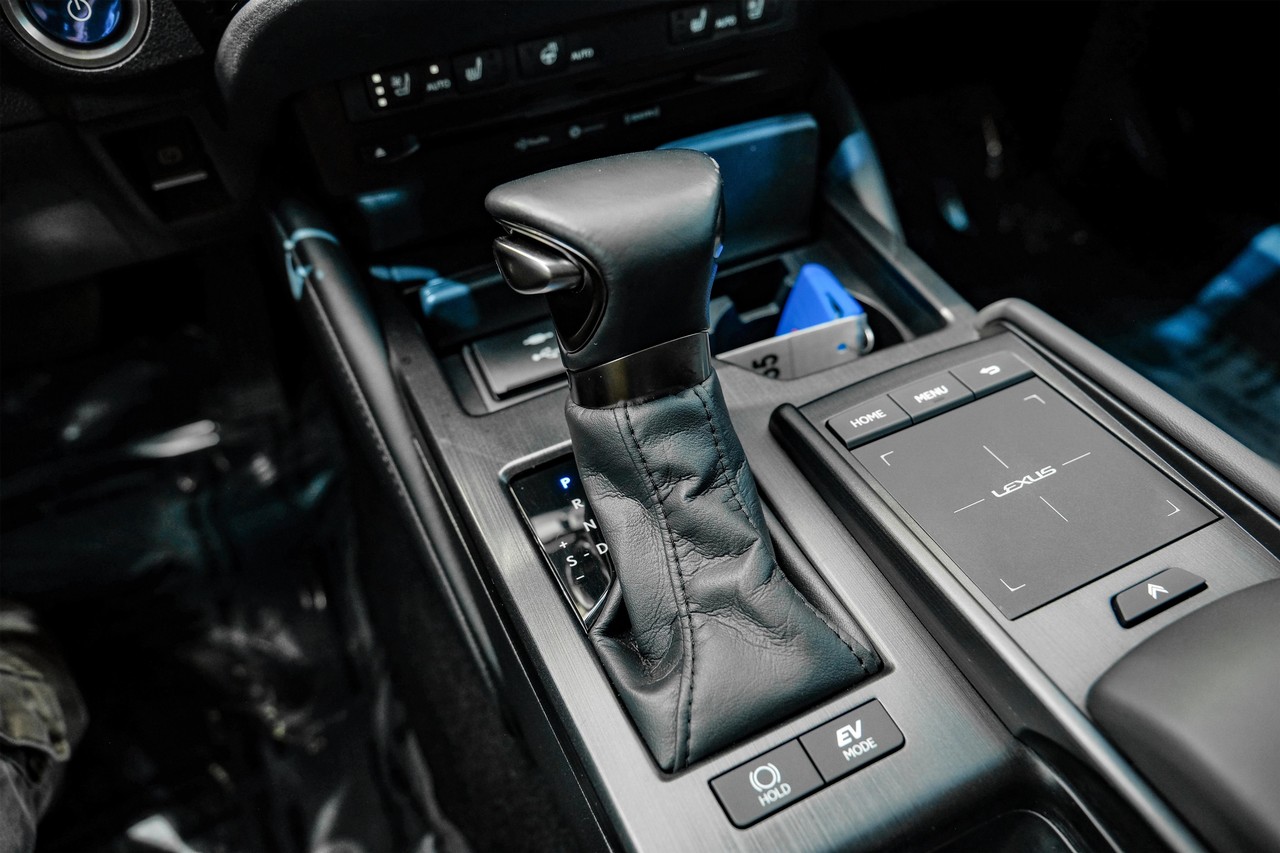 Lexus ES Vehicle Main Gallery Image 30