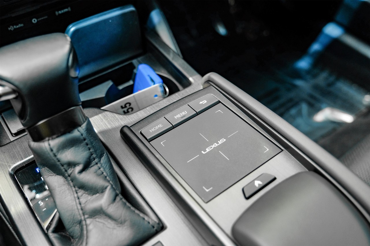Lexus ES Vehicle Main Gallery Image 31