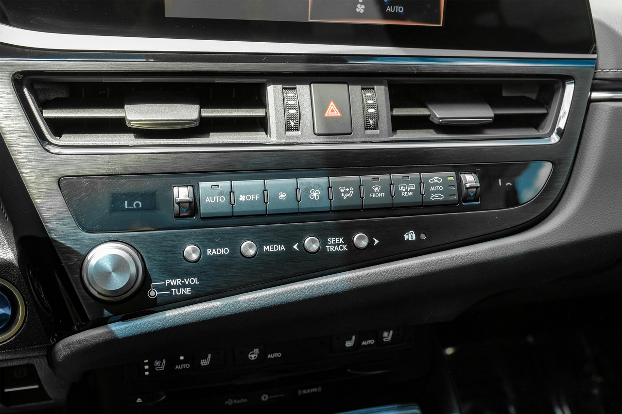 Lexus ES Vehicle Main Gallery Image 32