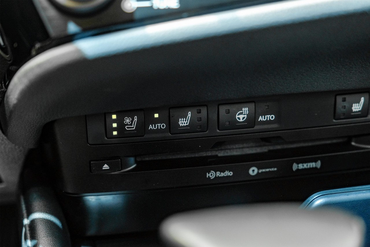 Lexus ES Vehicle Main Gallery Image 33