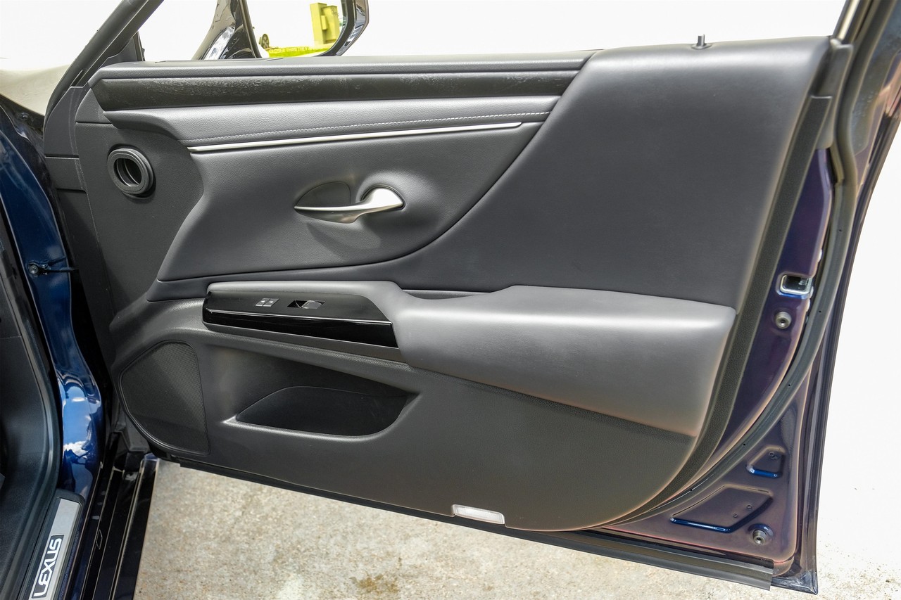 Lexus ES Vehicle Main Gallery Image 41
